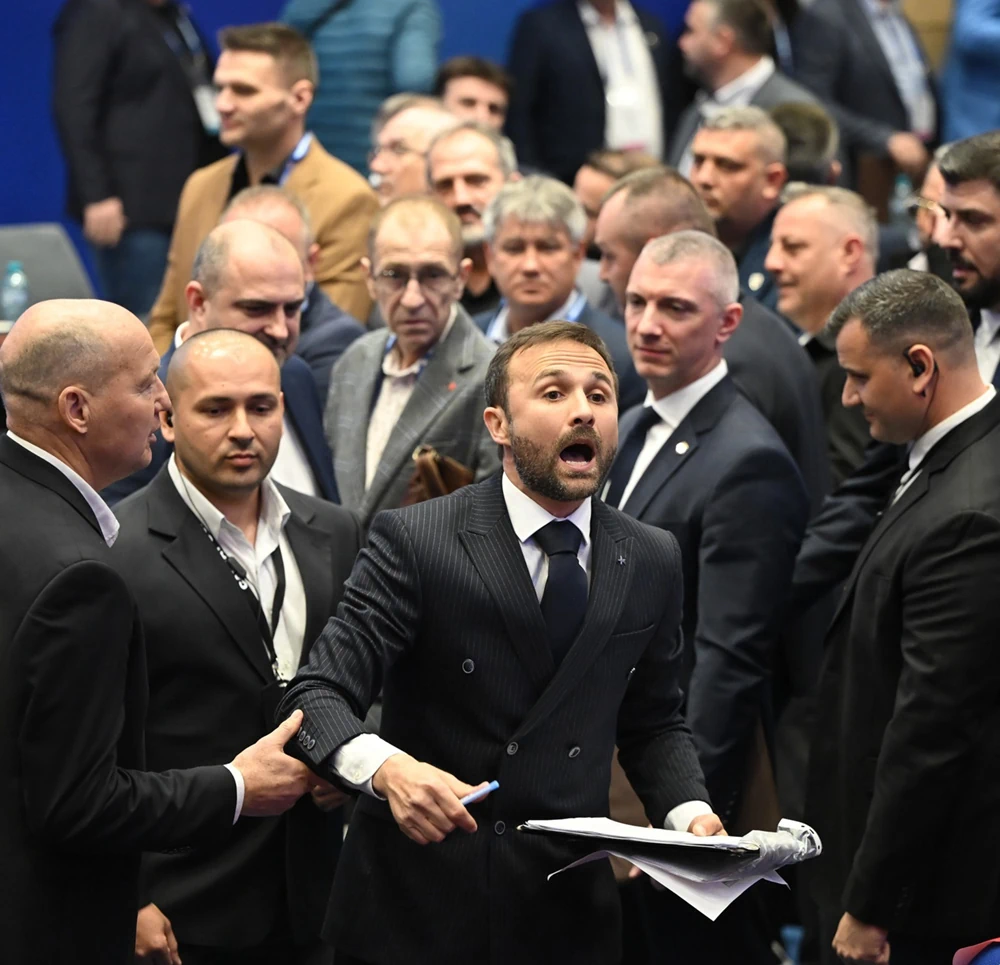 Ilie Drăgan în sala alegerilor FRF